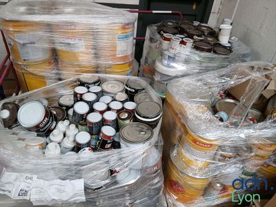 de nombreuses boîtes de conserve remplies de nourriture, emballées dans du plastique