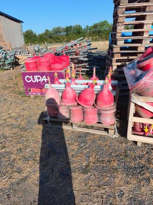 un homme debout devant une pile de bouteilles de gaz
