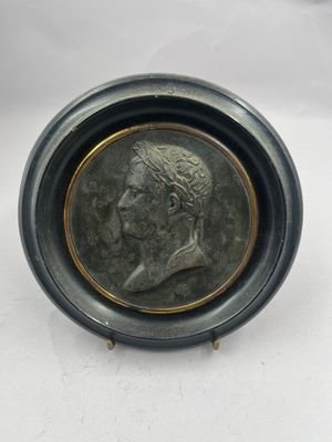 l'image d'une pièce de monnaie sur laquelle figure, au centre, le visage d'un homme