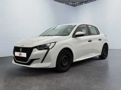 La voiture blanche est garée dans une grande pièce au sol noir.