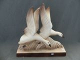deux oiseaux perchés sur une table