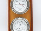 deux horloges fixées sur un mur en bois, sur fond blanc