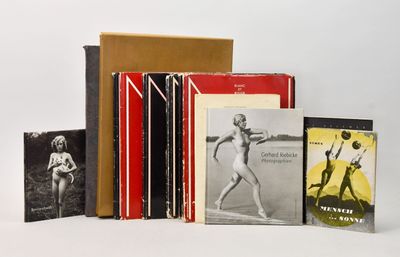 plusieurs livres sont empilés sur une surface blanche