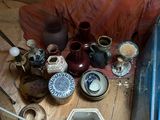 l'image d'une table sur laquelle sont posés de nombreux objets