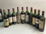 plusieurs bouteilles de vin sont alignées sur une table