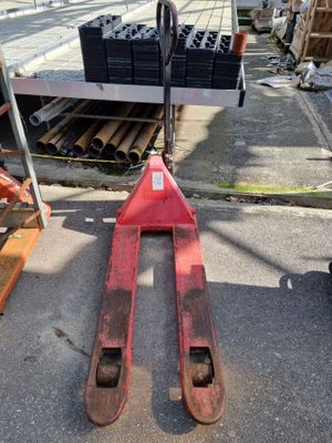 un chariot élévateur posé sur une palette