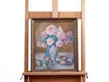 un tableau posé sur un chevalet, sur lequel est représenté un vase de fleurs