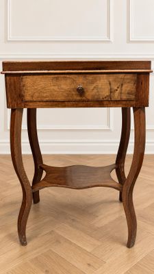 une petite table en bois surmontée d'un tiroir
