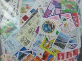 un sac rempli de timbres posé sur une table