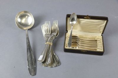 un service d'argenterie comprenant des cuillères, présenté dans un coffret