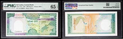 Trois billets de banque différents sont exposés dans une vitrine.