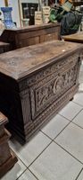 2 coffres XVIIIe siècle, un à décor sculpté et médaillon, l'…