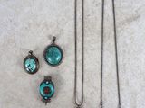 trois bijoux posés sur une surface blanche