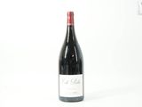 une bouteille de vin posée sur une table