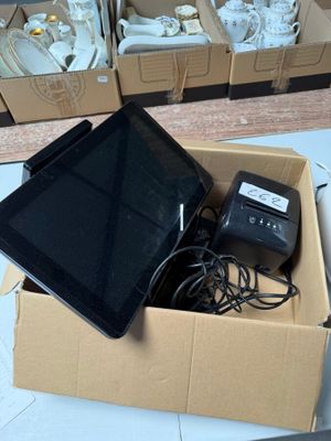 une tablette posée dans une boîte sur une table