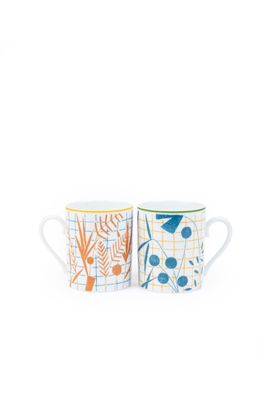 deux tasses à café ornées de motifs différents sur fond blanc