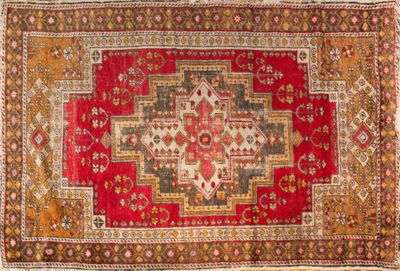 un tapis rouge et or au motif ouvragé