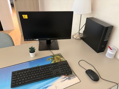 un bureau sur lequel se trouvent un ordinateur, un clavier et une souris