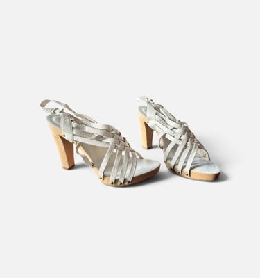 un gros plan sur une paire de chaussures pour femme posée sur une surface blanche