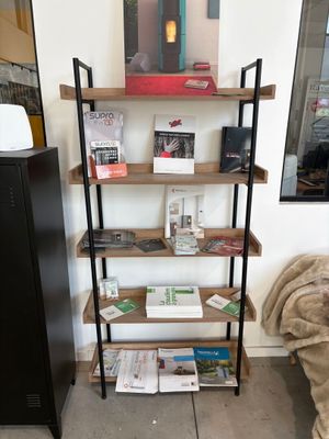 une bibliothèque sur laquelle sont rangés de nombreux livres