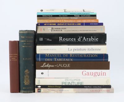 plusieurs livres sont empilés sur une surface blanche