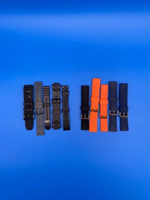 un ensemble de quatre bracelets différents sur fond bleu