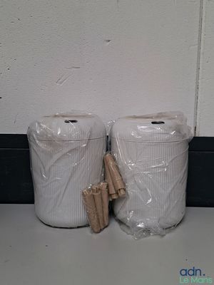 deux rouleaux de papier toilette posés l'un à côté de l'autre sur le plan de travail