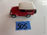 un camion jouet posé sur une table
