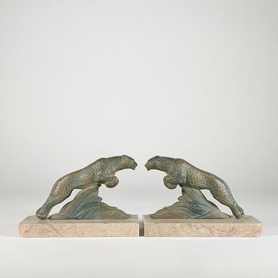 une paire de serre-livres Art déco représentant deux lions sur un rocher