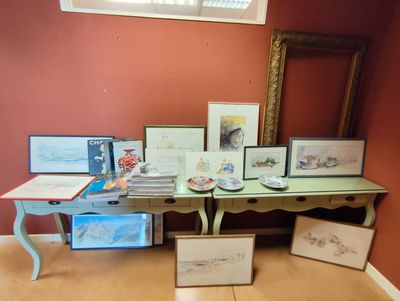 une table avec des photos posées dessus, dans une pièce