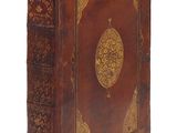 un vieux livre relié en cuir dont la couverture est ornée de motifs élaborés