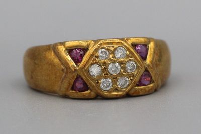 Bague en or ornée d’un pavage de brillants épaulé de rubis. P 5,7g - Photo 1