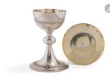 une image représentant une coupe en argent et une assiette en or sur fond blanc