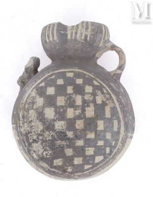 un vieux vase orné d'un motif à carreaux