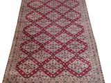 un tapis rouge et beige à motifs en losanges