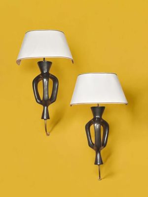 une paire de lampes noires et blanches sur fond jaune