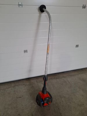 une photo d'une tondeuse à gazon devant une porte de garage