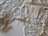 un morceau de dentelle sur un lit recouvert d'une couette blanche