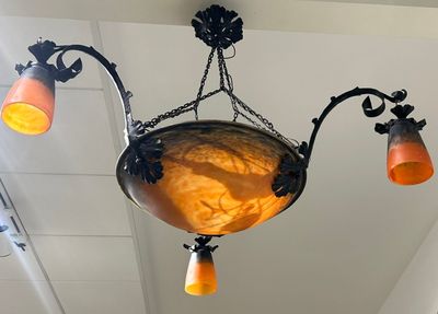 un lustre suspendu au plafond d'une pièce