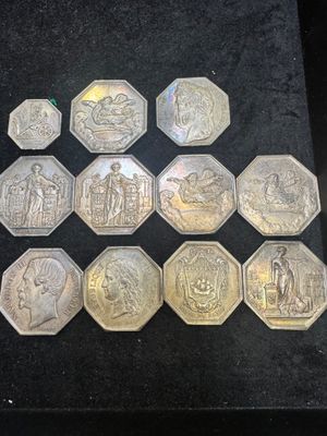 un lot de pièces de monnaie posées sur une table