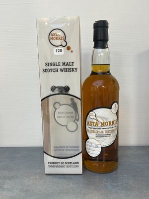 l'image d'une bouteille de whisky posée à côté d'une boîte