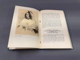 un livre ouvert avec la photo d'une femme en robe de mariée