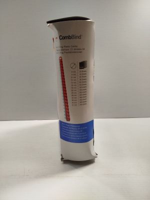 une tasse contenant un thermomètre, posée sur une table