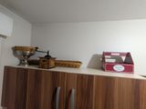 une armoire en bois sur laquelle est posée une boîte rouge