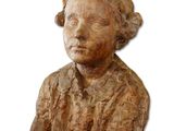 sculpture représentant une tête de femme sur fond blanc