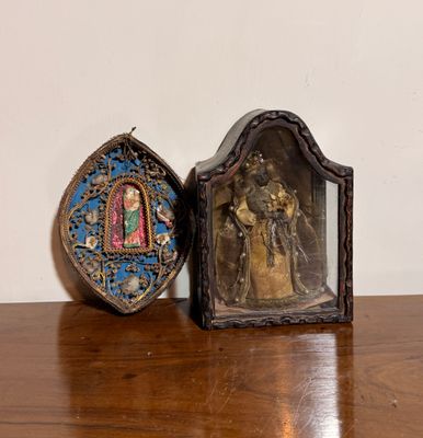 deux figurines miniatures posées l'une à côté de l'autre sur une table