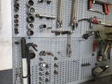 une photo d'un établi sur lequel sont accrochés des outils