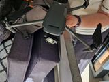 quelqu'un tient une télécommande dans ses mains