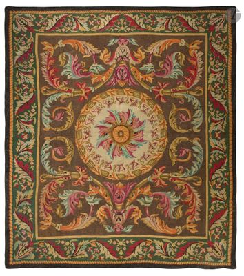 un tapis marron et vert orné d'un motif floral