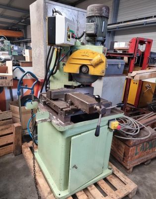 une photo d'une machine posée sur une palette dans un entrepôt